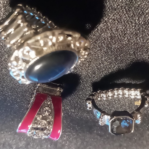 Statement rings expandable silver tone beautiful crystal like gems. Nwt - Picture 3 of 7